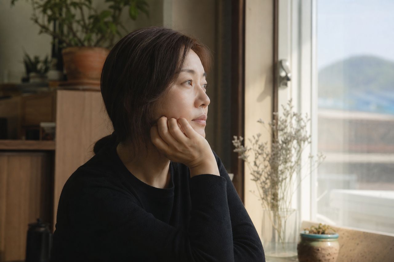 미국 국적 남편과 이혼할 때 준거법은 한국법? 미국법? 관련 상황을 보여주는 이미지 — 서류를 검토하는 모습