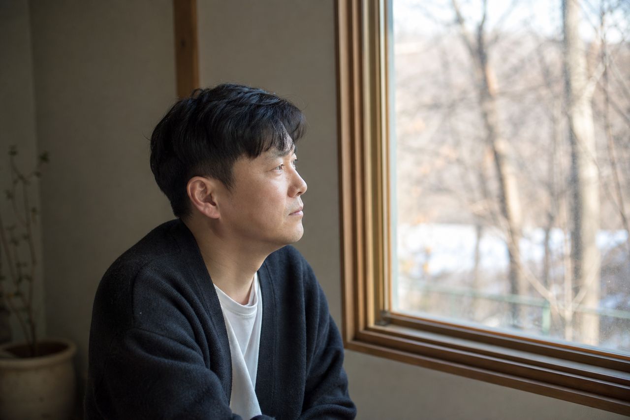 외국인 배우자가 본국으로 도망쳤을 때 재산분할 받는 법 관련 상황을 보여주는 이미지 — 서류를 검토하는 모습