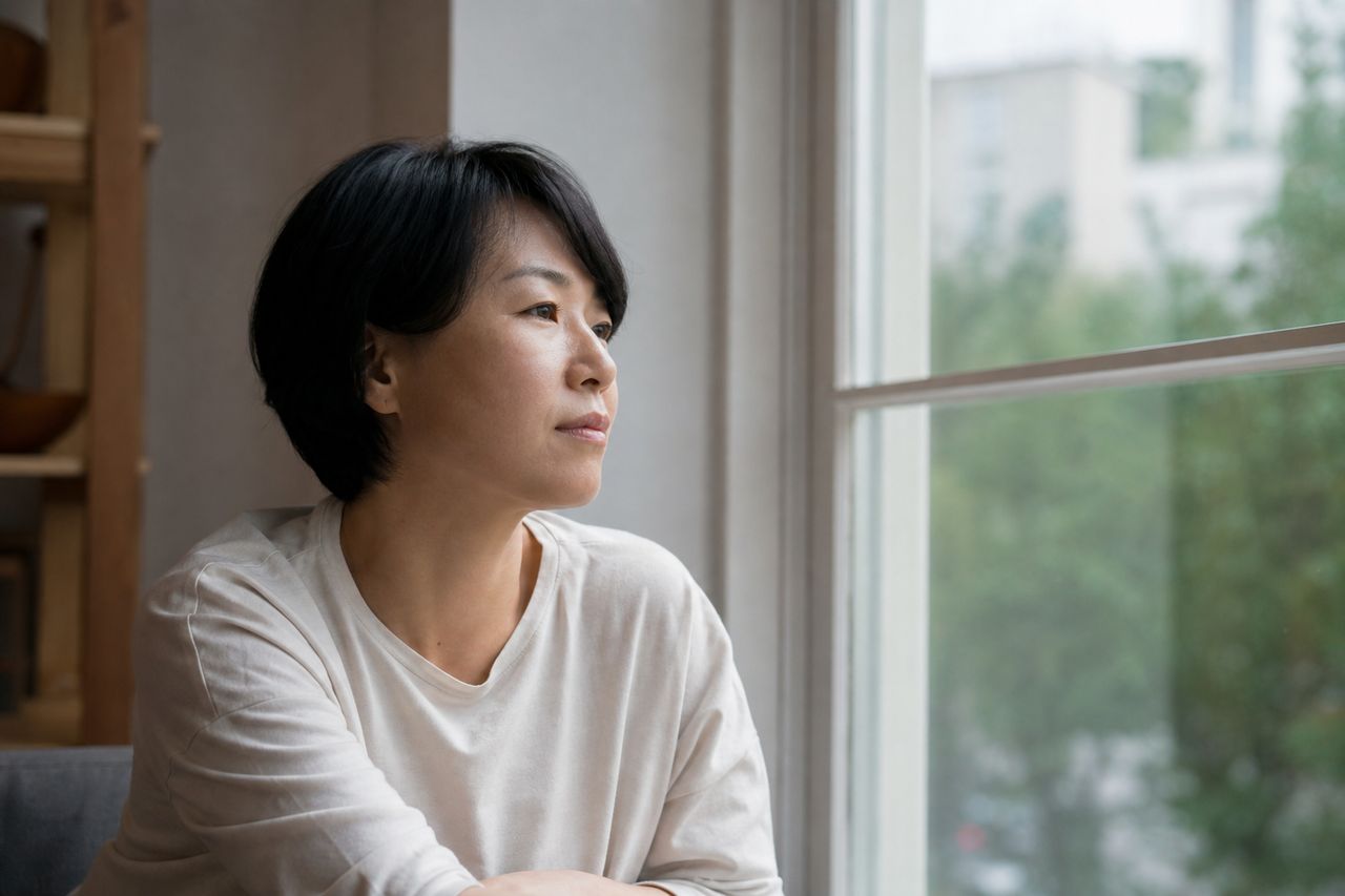 이혼 후 양육비 안 주면? 강제집행 절차와 실효성 총정리 관련 상황을 보여주는 이미지 — 서류를 검토하는 모습