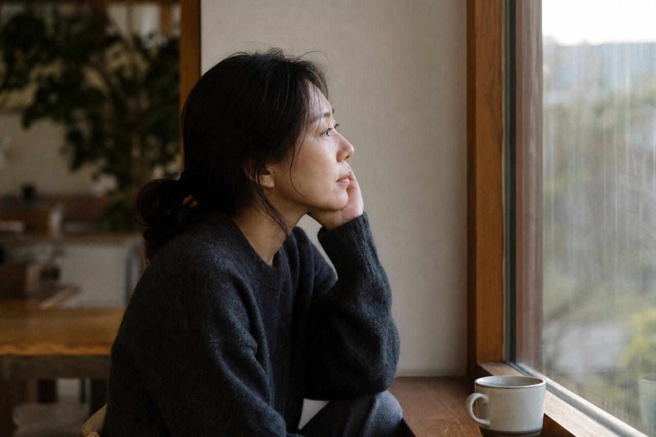 국제이혼 판결 받았는데, 외국에서 강제집행이 될까? 관련 상황을 보여주는 이미지 — 서류를 검토하는 모습