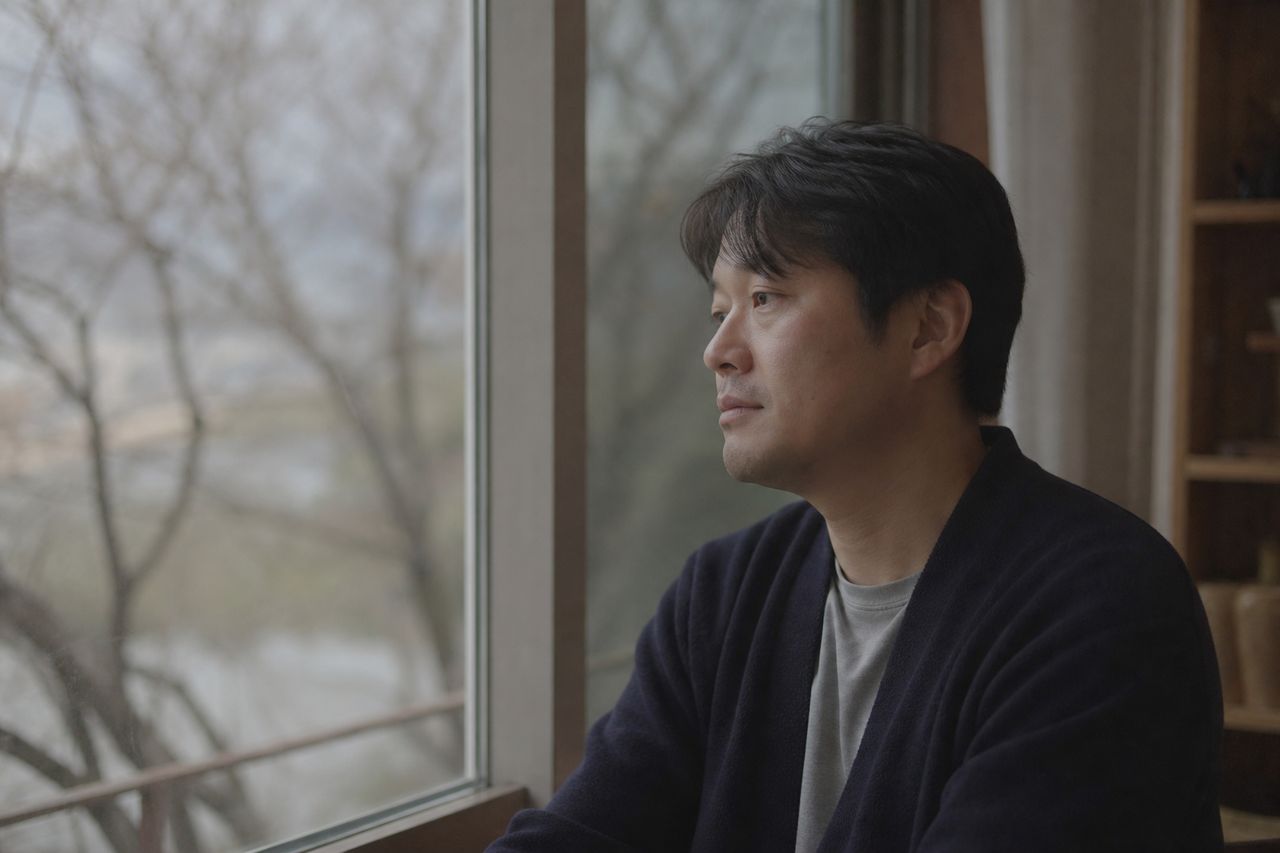 배우자 몰래 빼돌린 재산, 이혼 전에 꼭 확인해야 하는 이유 관련 상황을 보여주는 이미지 — 서류를 검토하는 모습