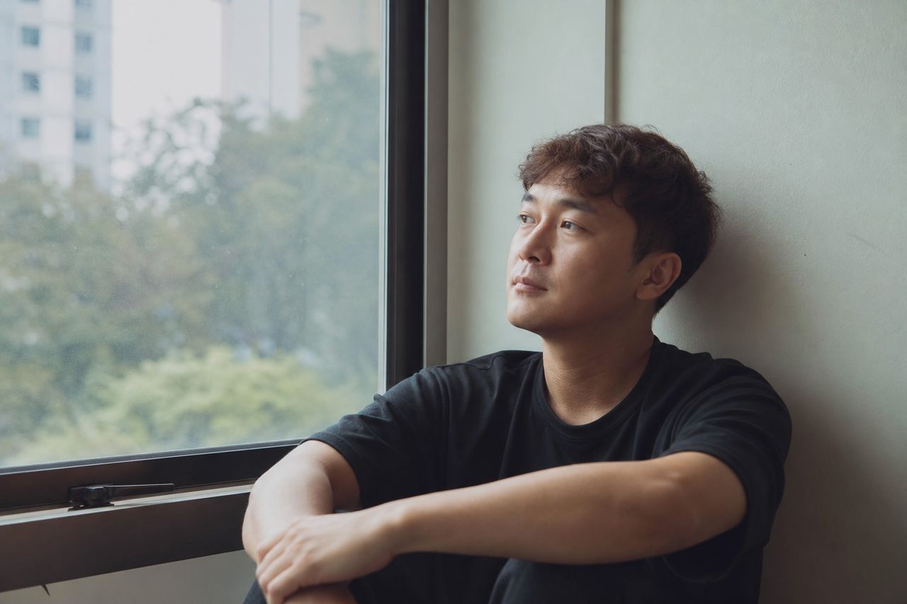 외국인 부모 사이 자녀의 국적, 이혼하면 어떻게 되나? 관련 상황을 보여주는 이미지 — 서류를 검토하는 모습