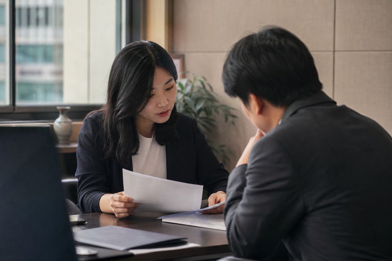 협의이혼 신청 후 3개월, 그냥 기다리면 손해 보는 이유 관련 전문가 상담·서류 검토 장면