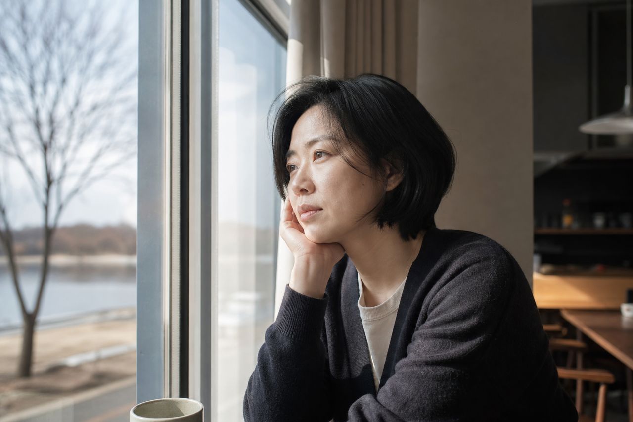이혼 소송 판결까지 평균 몇 개월? 단계별 타임라인 완전 공개 관련 상황을 보여주는 이미지 — 서류를 검토하는 모습