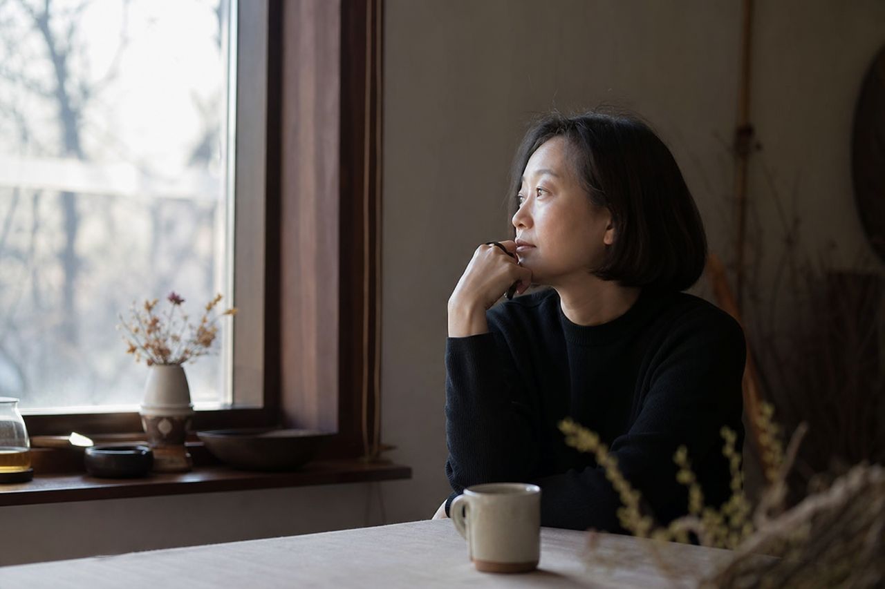 외도 증거 없어도 이혼 청구 가능할까? 유책주의 vs 파탄주의 총정리 관련 상황을 보여주는 이미지 — 서류를 검토하는 모습