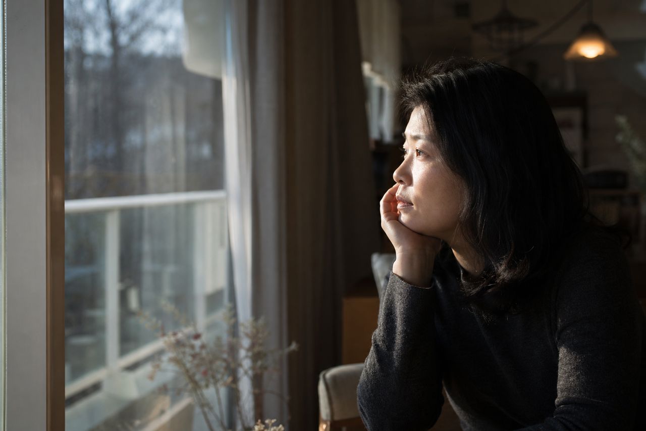 전 남편 사업체가 폐업 처리됐는데 양육비 이행명령 받아도 재산이 없다고 한다 — 사업자 폐업 후 숨긴 재산 추적, 금융정보제공명령 신청 가능한 조건은? 관련 상황을 보여주는 이미지 — 서류를 검토하는 모습