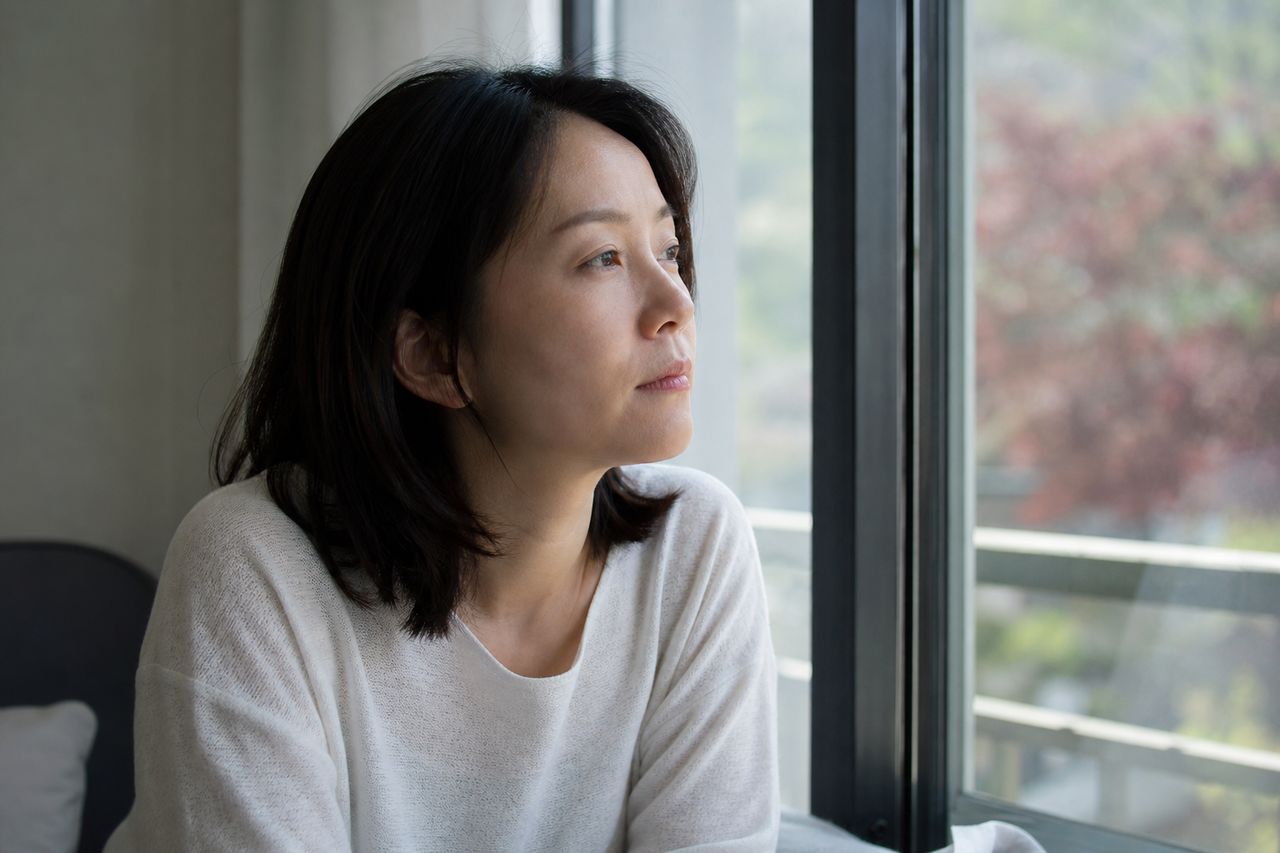 1인 가구 비혼 여성, 사실혼 3년 7개월 만에 파탄 통보받았다 — 이혼변호사가 풀어주는 사실혼 해소 시 재산분할·위자료 청구 가능 조건과 법원이 '사실혼' 인정하는 증거 4가지 관련 상황을 보여주는 이미지 — 서류를 검토하는 모습
