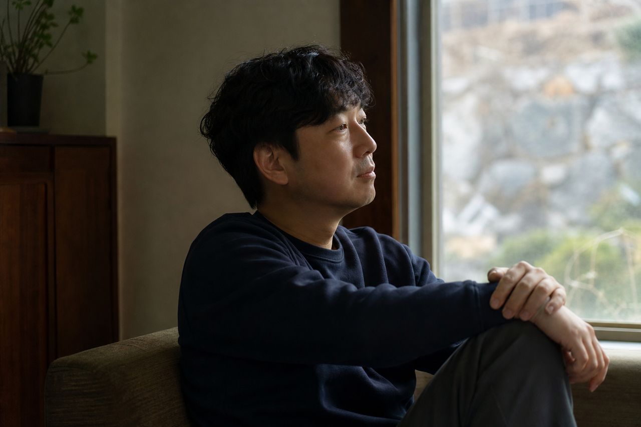 황혼이혼 통보받은 60대 전업주부 R씨 — 30년 가사노동 기여, 국민연금 분할연금과 아파트 재산분할 한꺼번에 챙기는 순서와 법원이 실제로 인정한 비율 관련 상황을 보여주는 이미지 — 서류를 검토하는 모습