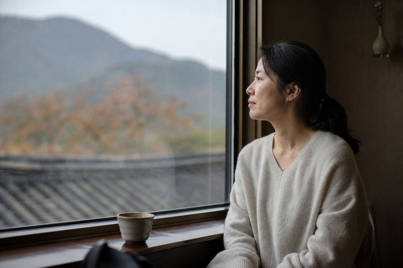 외국인 배우자가 연락을 끊었을 때 국제이혼을 시작하는 방법 관련 상황을 보여주는 이미지 — 서류를 검토하는 모습