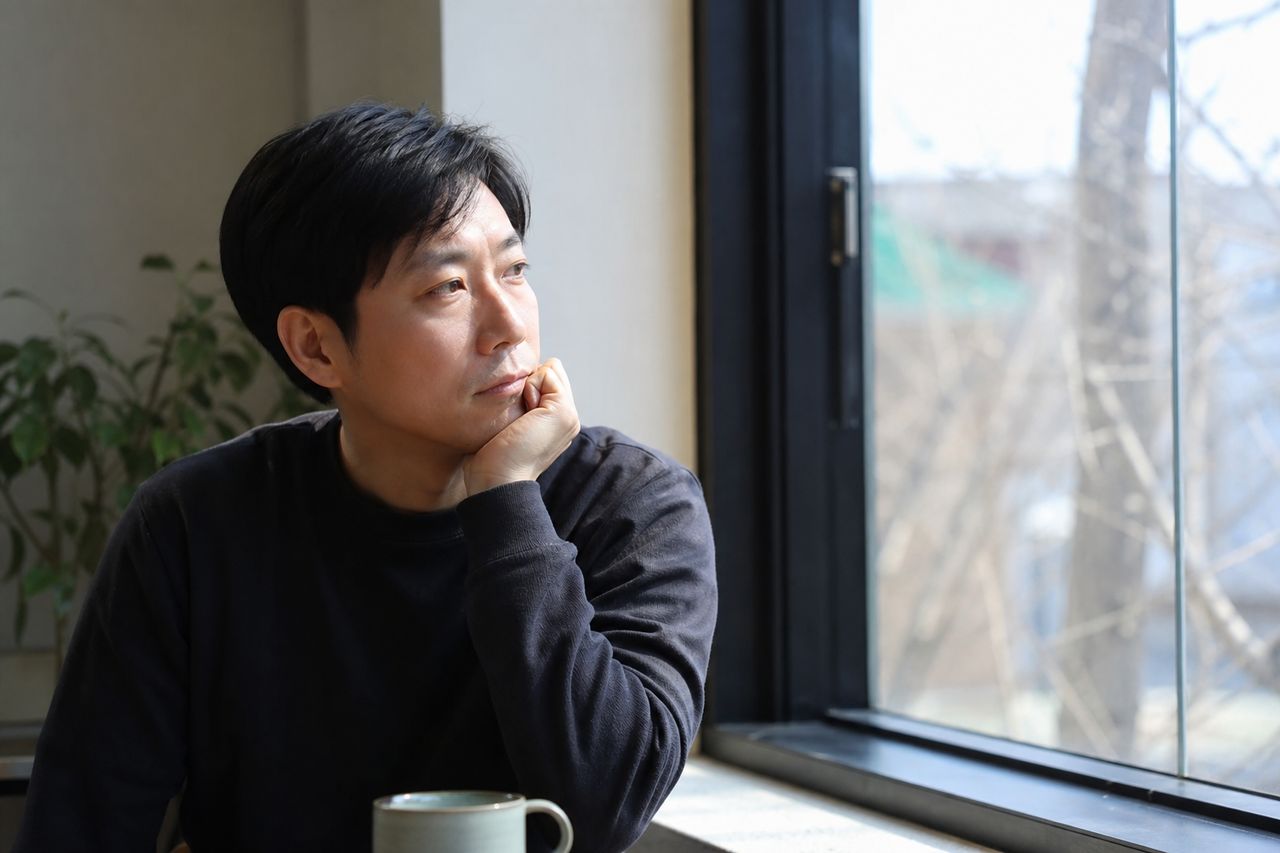 이혼을 결심했다면 배우자에게 알리기 전 준비할 증거 관련 상황을 보여주는 이미지 — 서류를 검토하는 모습