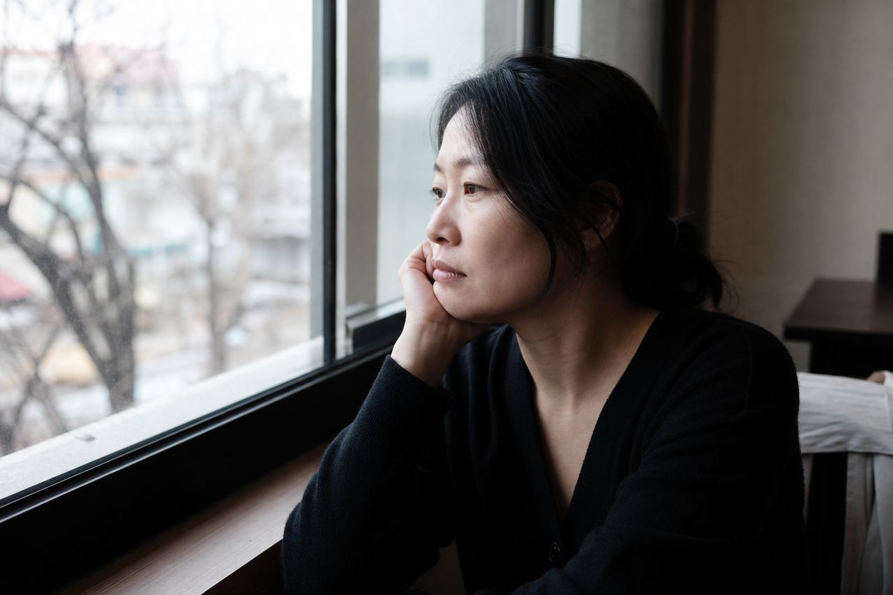 이혼 재산분할 청구를 받았을 때｜9억 청구를 4억대로 방어한 사례 관련 상황을 보여주는 이미지 — 서류를 검토하는 모습