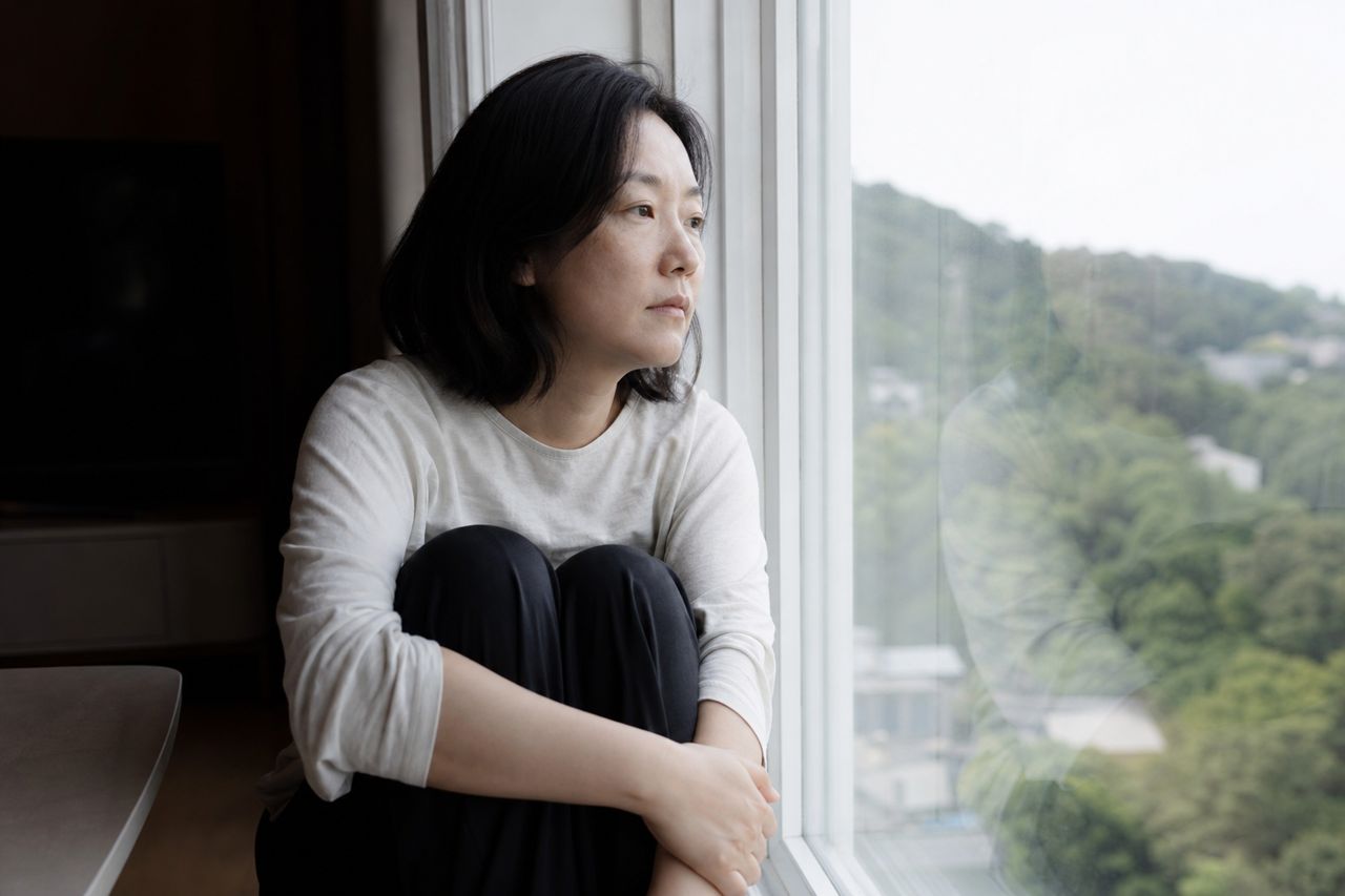 이혼하고 몇 년 뒤 재산분할 청구를 받았다면|1억 3천만원 청구를 전부 막은 사례 관련 상황을 보여주는 이미지 — 서류를 검토하는 모습