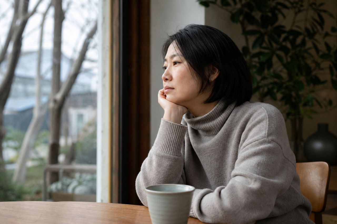 이혼 소송 중 생활비 끊겼을 때, 가처분·부양료 신청 방법은? 관련 상황을 보여주는 이미지 — 서류를 검토하는 모습