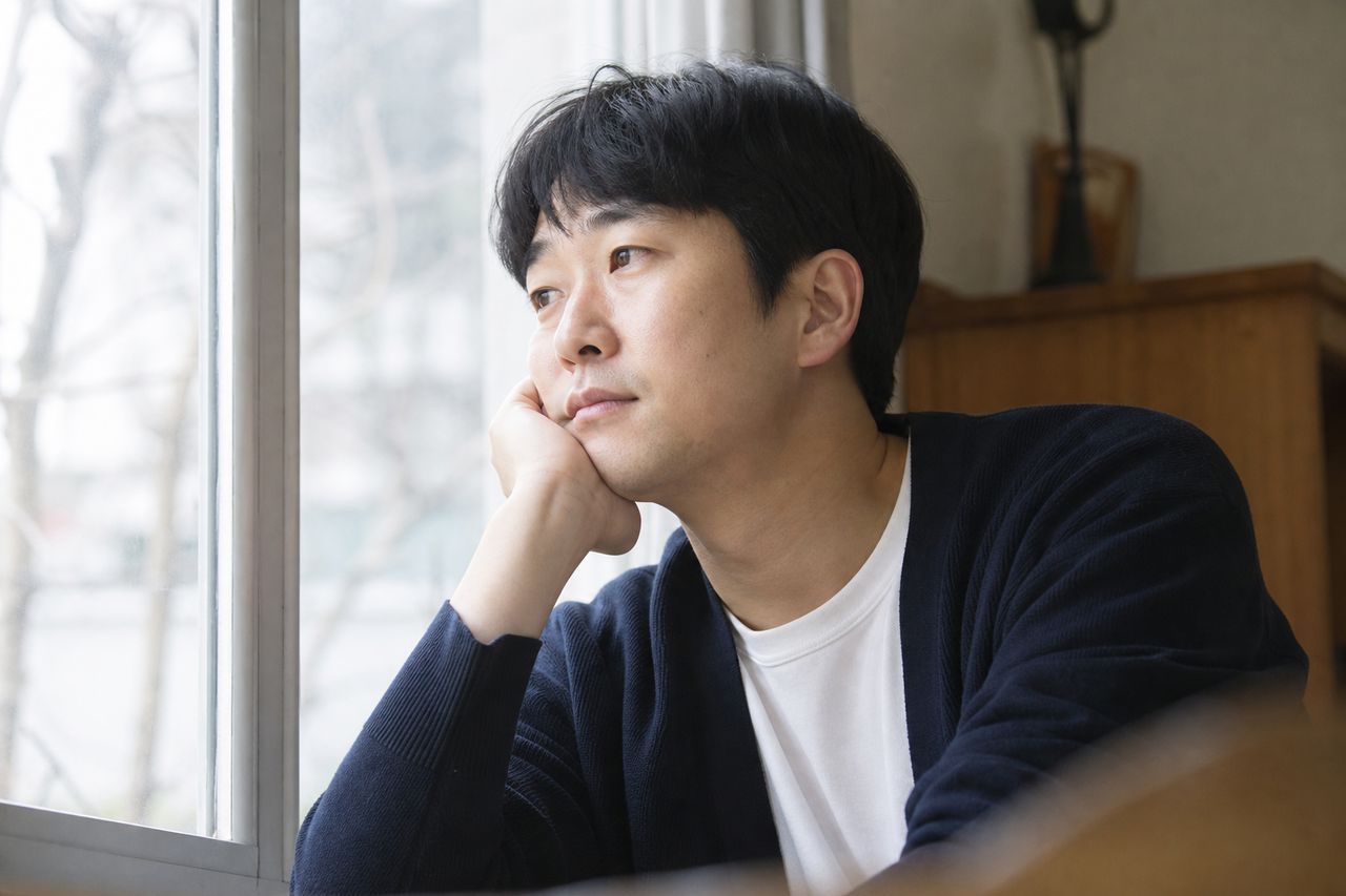 헤이그아동탈취협약 미가입국으로 자녀 데려간 경우 대응 전략 관련 상황을 보여주는 이미지 — 서류를 검토하는 모습