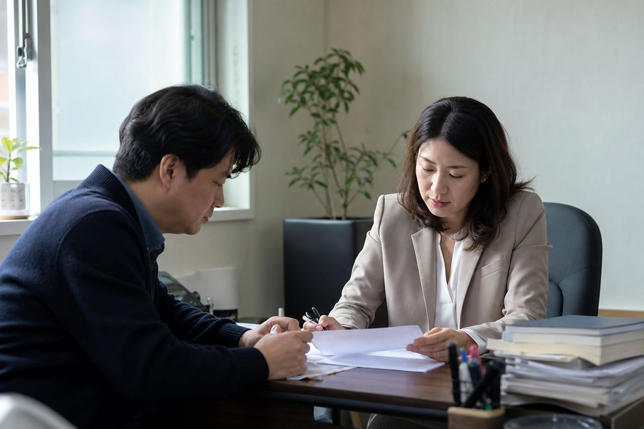 헤이그아동탈취협약 미가입국으로 자녀 데려간 경우 대응 전략 관련 전문가 상담·서류 검토 장면