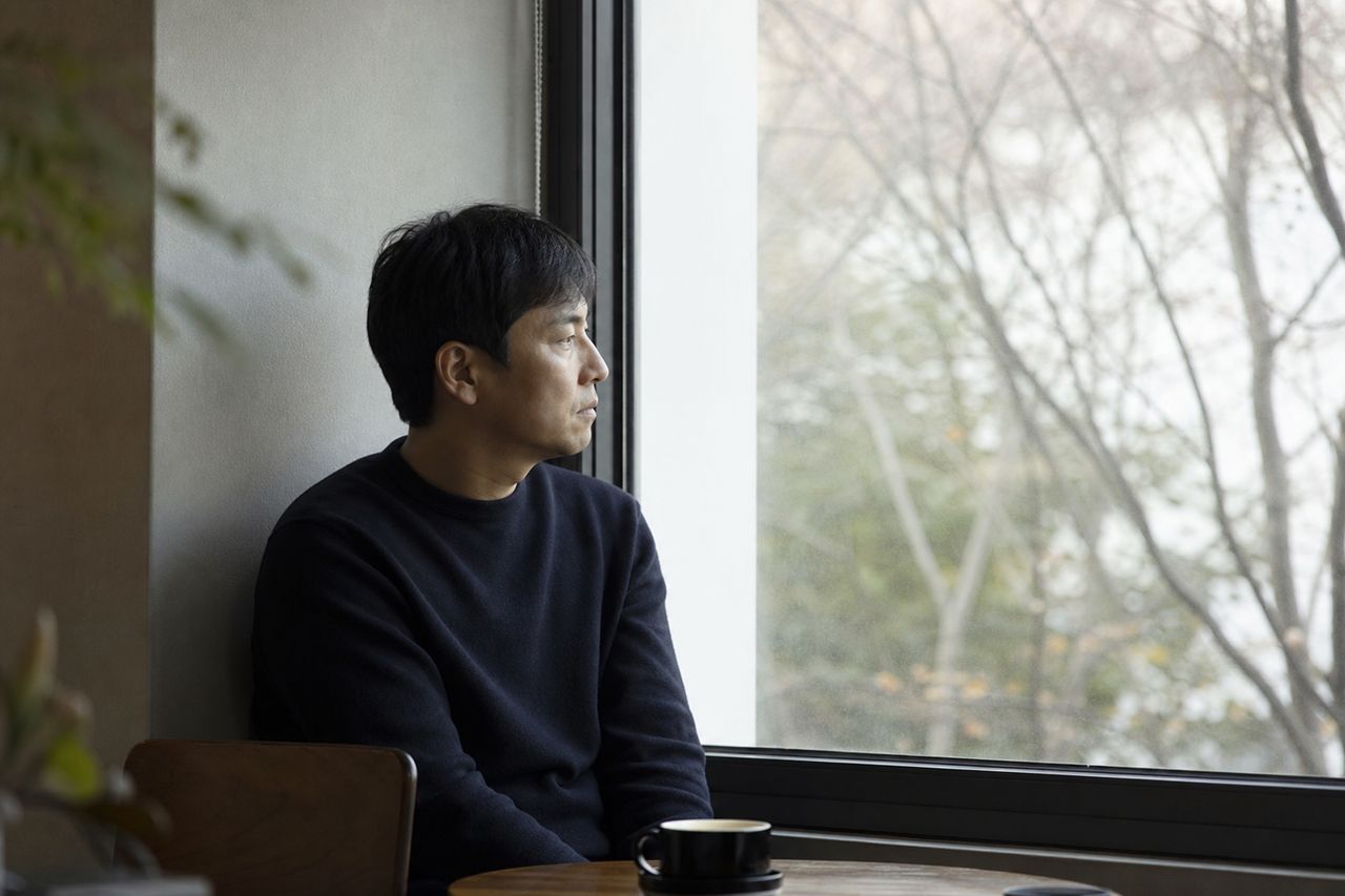 배우자가 운영하는 사업체 재산분할, 매출과 기업가치를 어떻게 구분하나 관련 상황을 보여주는 이미지 — 서류를 검토하는 모습