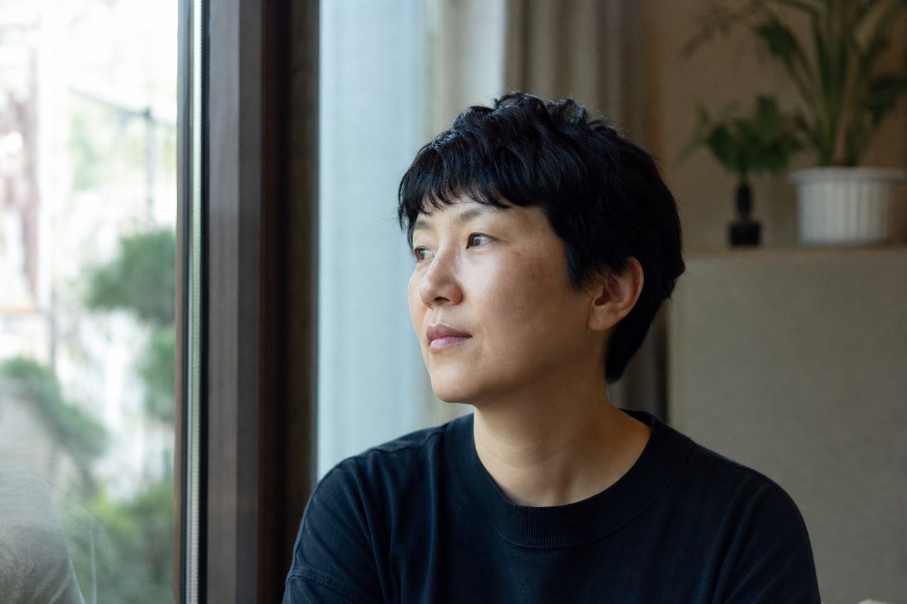 보험과 해약환급금도 이혼 재산분할 대상이 될까 관련 상황을 보여주는 이미지 — 서류를 검토하는 모습