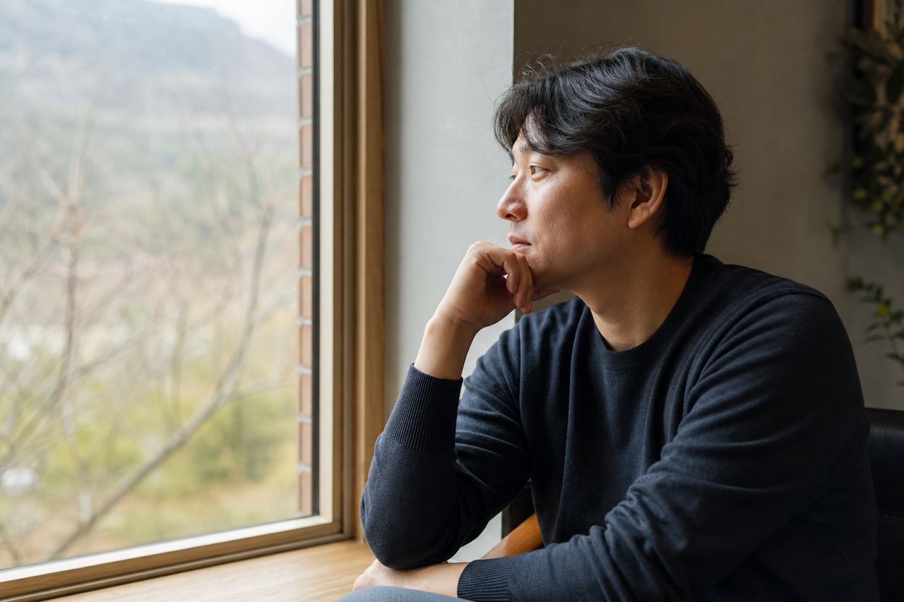 배우자 외도 메시지 몰래 촬영한 사진···대법 “민사재판 증거로 인정” 관련 상황을 보여주는 이미지 — 서류를 검토하는 모습