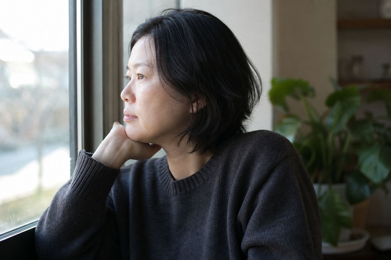 상속받은 재산은 이혼 때 무조건 제외될까, 기여도를 보는 경우 관련 상황을 보여주는 이미지 — 서류를 검토하는 모습